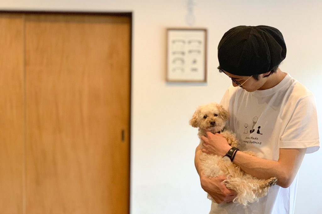 犬と猫のTシャツ　ホワイト(白)