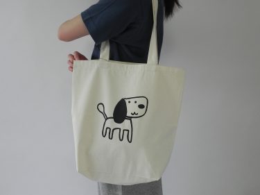 どこか愛らしい。可愛い犬のトートバッグ
