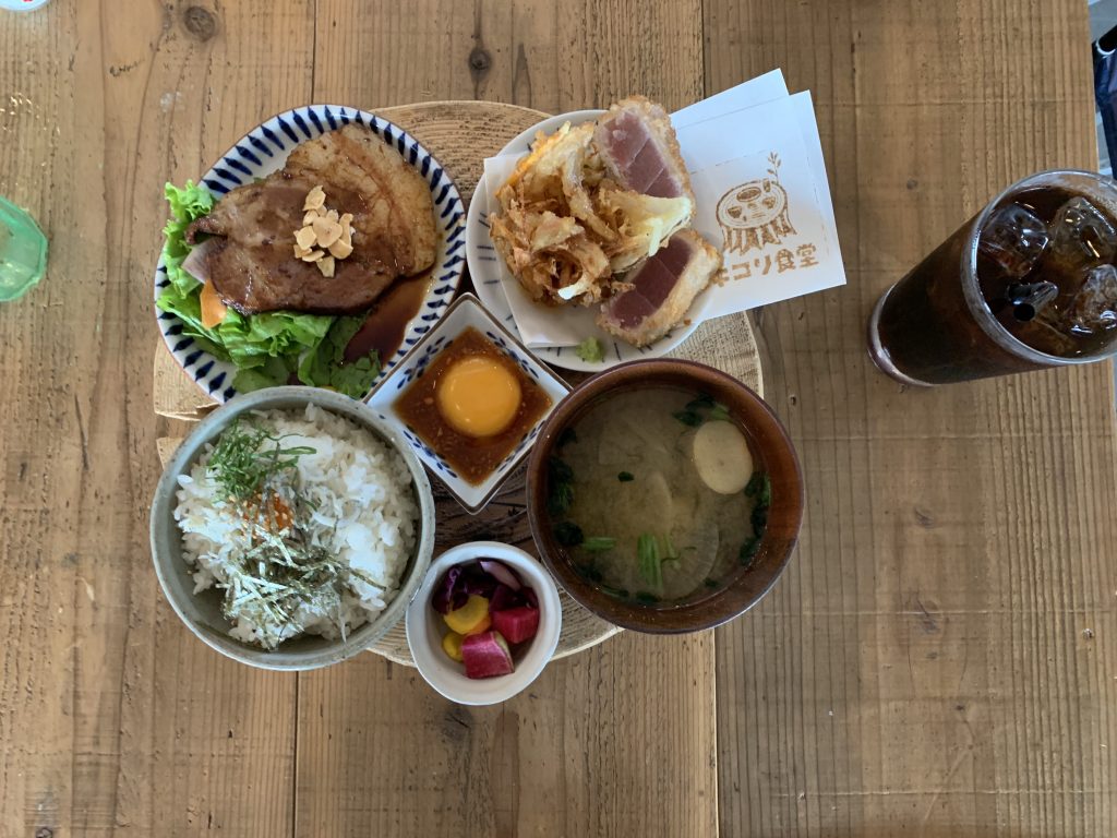 海沿いのキコリ食堂　全部のせ切り株定食