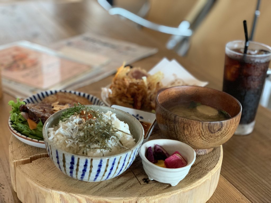 海沿いのキコリ食堂　全部のせ切り株定食