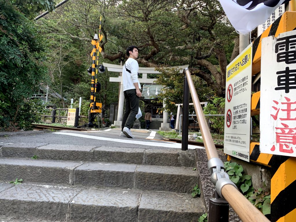 御霊神社　踏切　江ノ電　鳥居