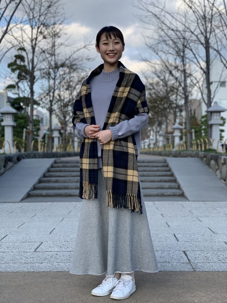 ニット　グレー　コーディネート