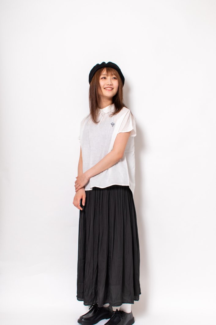 白シャツ　レディースコーデ　シンプルシャツ