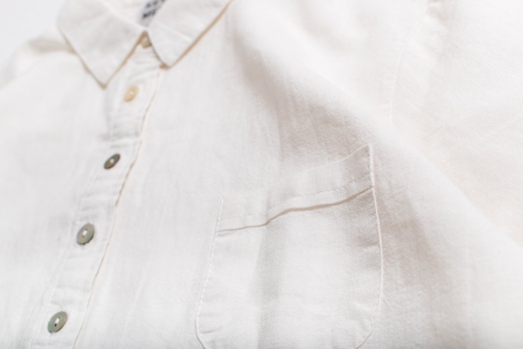 白シャツ　レディースコーデ