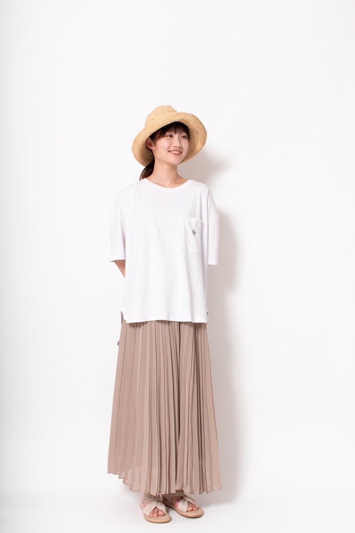 白Tシャツ　レディース　夏コーデ