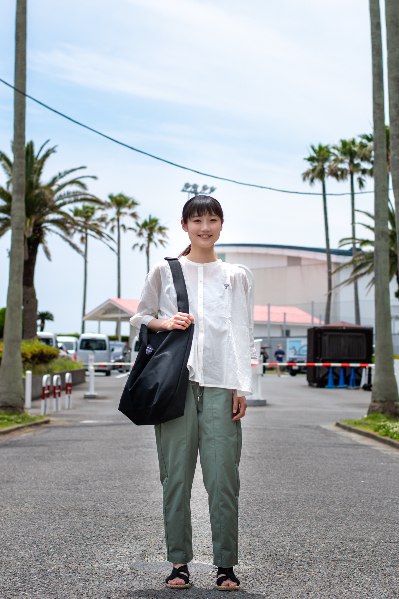 白シャツ　レディースコーデ　夏コーデ　カーキパンツ