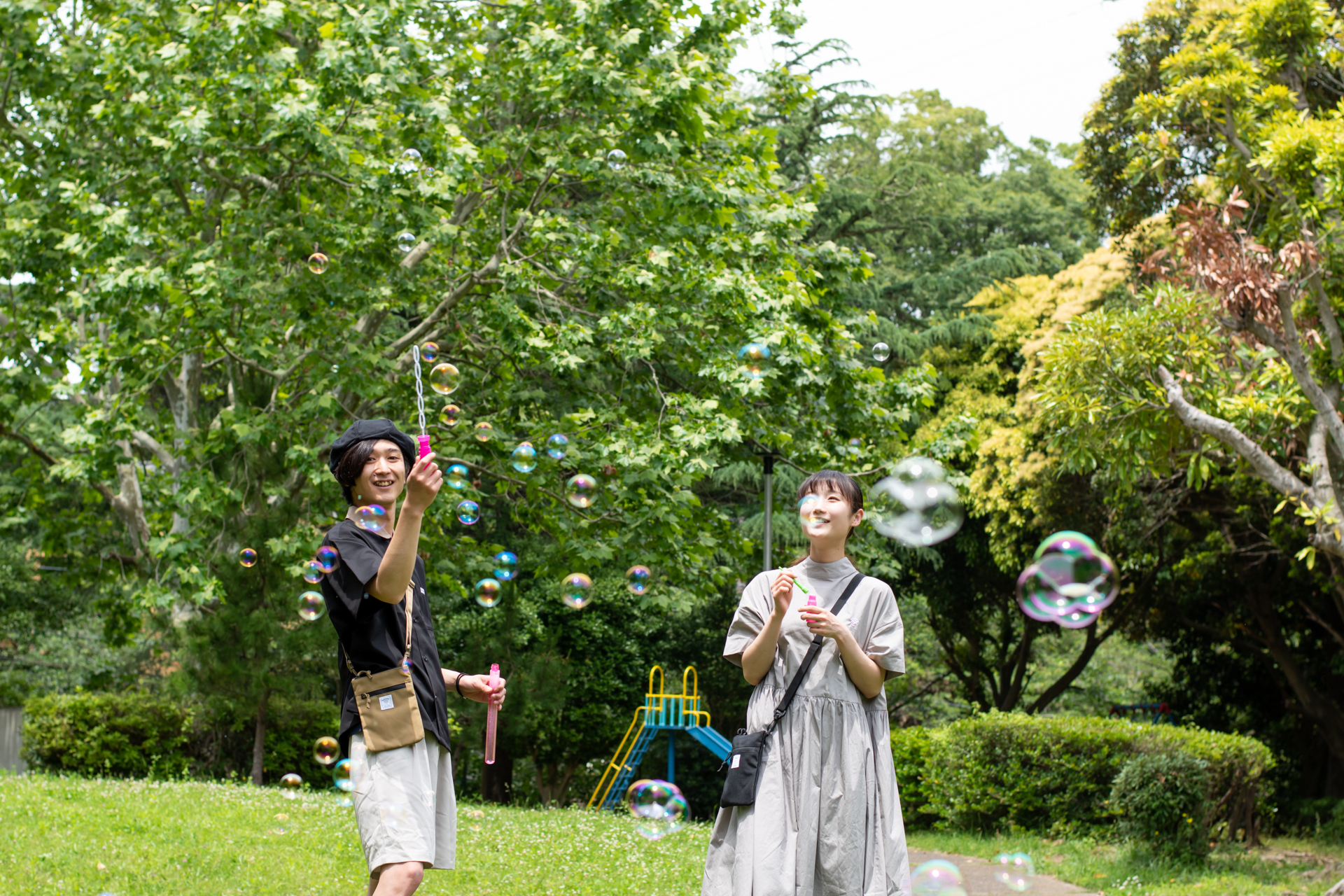 公園デート　夏コーデ　ワンピース　ミニサコッシュ