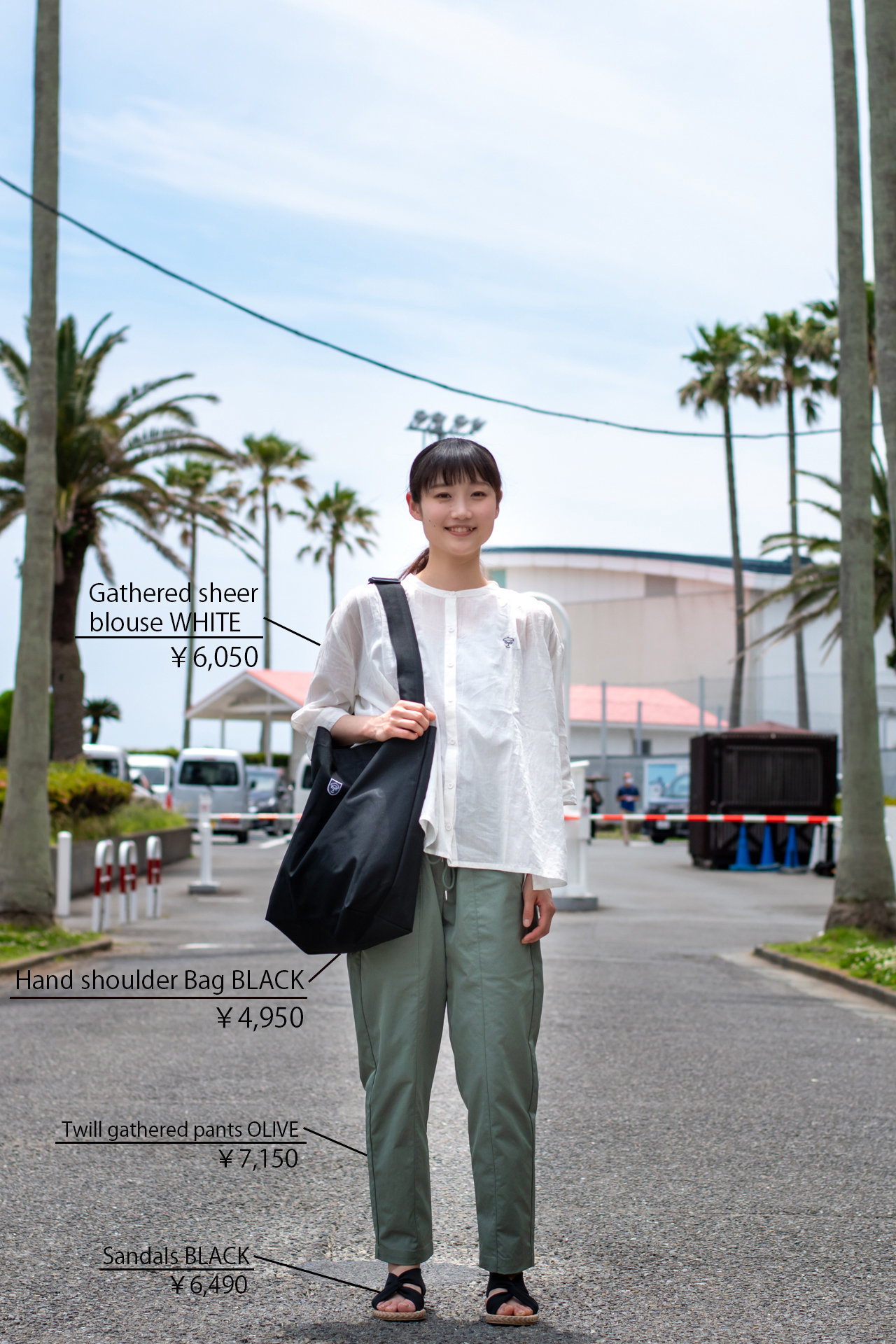 レディース　夏コーデ　カーキパンツ　白シャツ